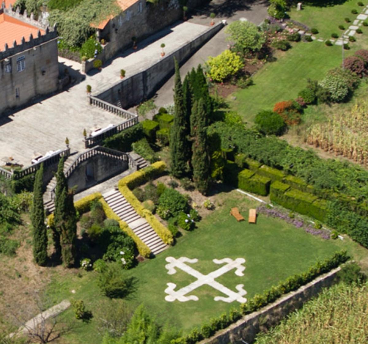 Un detalle del jardín con la figura de la cruz.