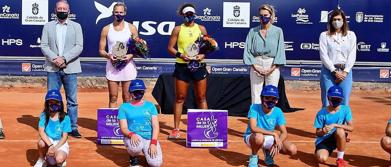 La ganadora del torneo, segunda de izquierda a derecha, y la subcampeona, a su lado, posan con sus trofeos.