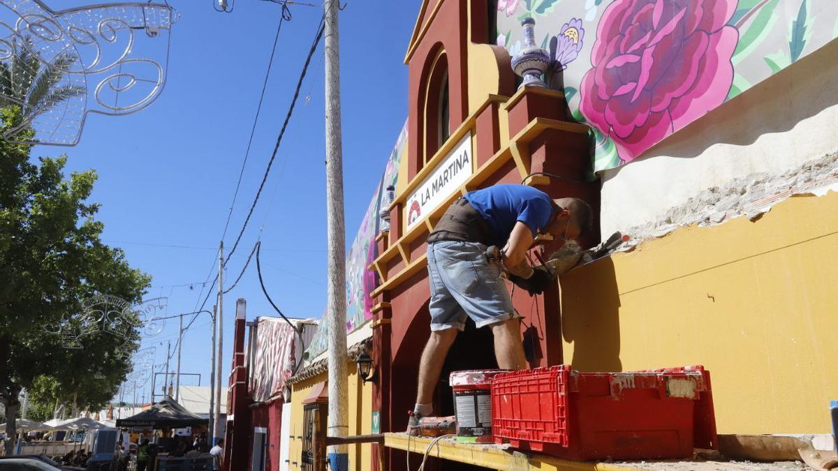 Preparativos de una caseta de la Feria de Córdoba.
