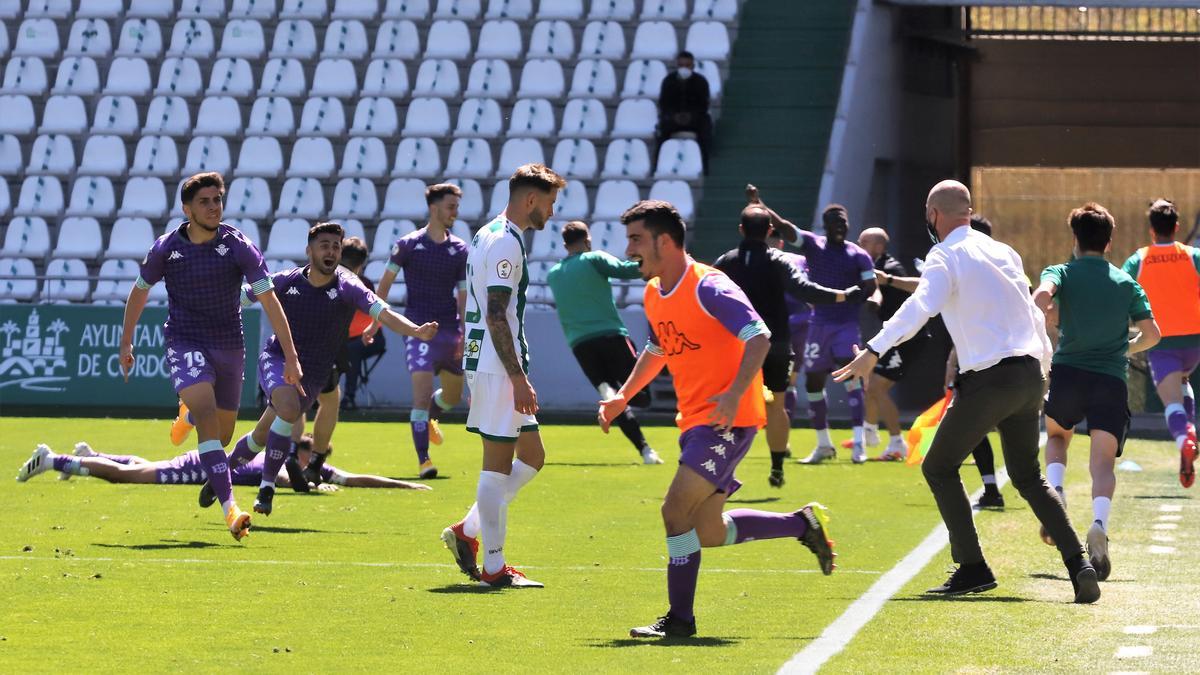 Nahuel Arroyo se retira, cabizbajo, entre la euforia descontrolada de los béticos después de su ascenso a la Primera RFEF en el último suspiro del encuentro en El Arcángel.