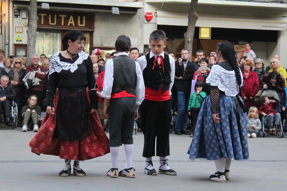 Figueres vibra amb les danses de Populària