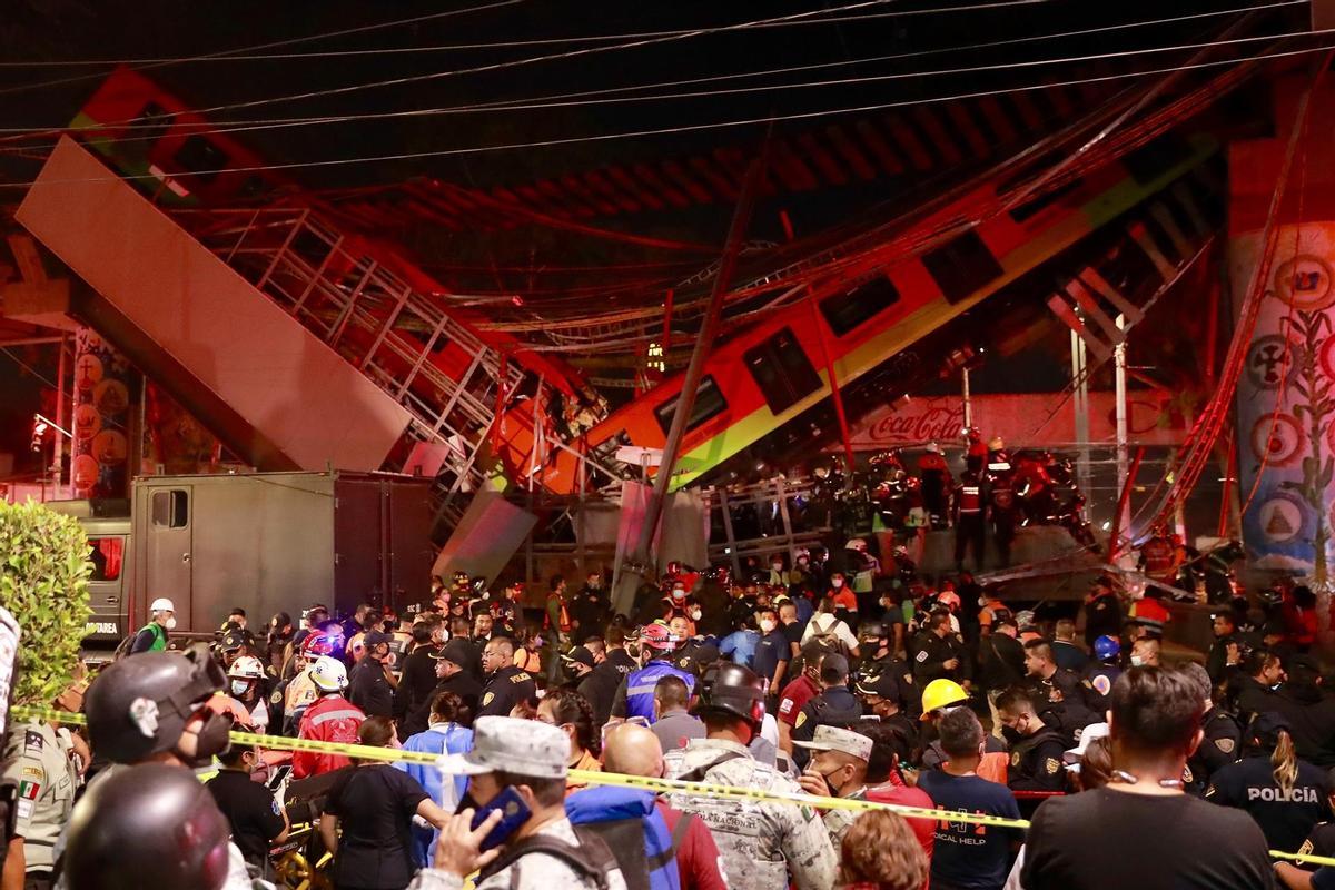 Vista general del colapso de unos vagones del metro esta noche, en la Ciudad de México.