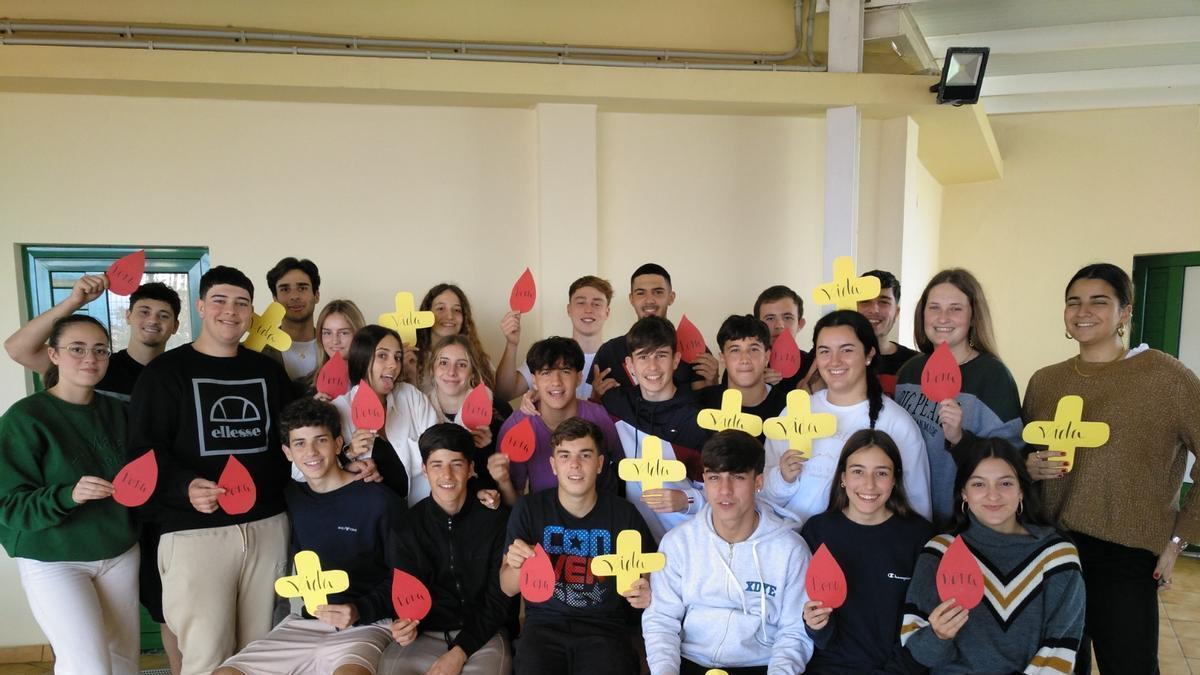 Estudiantes de 2º de Bachillerato del Colegio Teresiano, promotores de la campaña de donación de sangre.