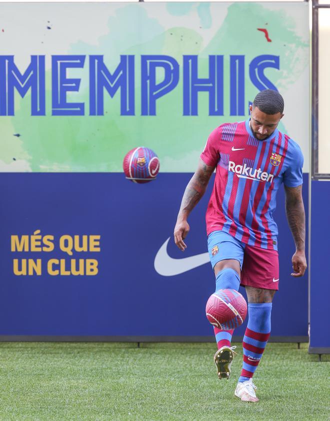 Las primeras imágenes de Memphis Depay con la camiseta del Barça