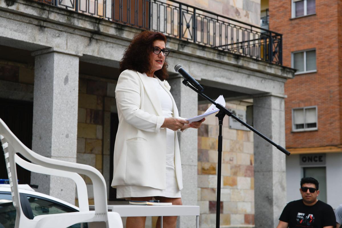Feria del libro. Pregón a cargo de Dolores Fidalgo sobre Margarita Ferreras. Fotos del pregón y ambiente. La primera presentación es las 19.00 horas y lo presenta Ana Arias