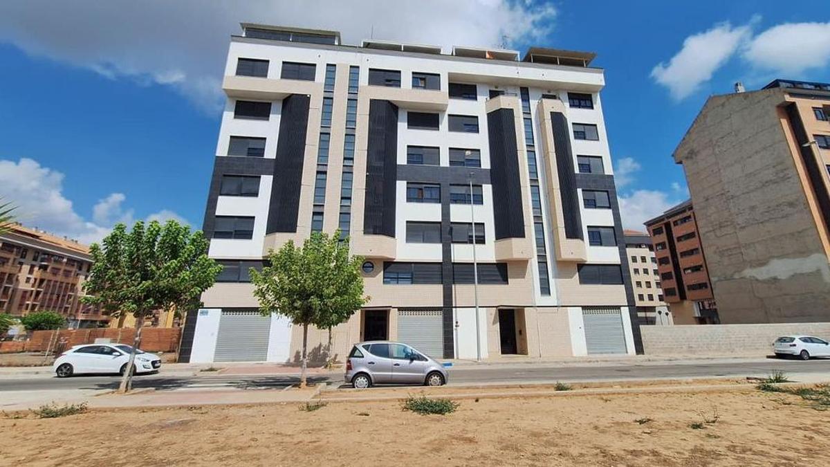Este es uno de los edificios en los que la empresa estatal Casa 47 cuenta con pisos que ahora saca al mercado con alquiler protegido y asequible.
