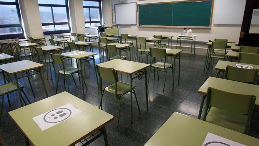 La oposición al completo rechaza la vuelta a las aulas