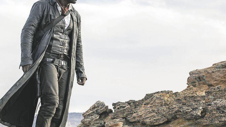 Idris Elba, como el pistolero, en &quot;La Torre Oscura&quot;.