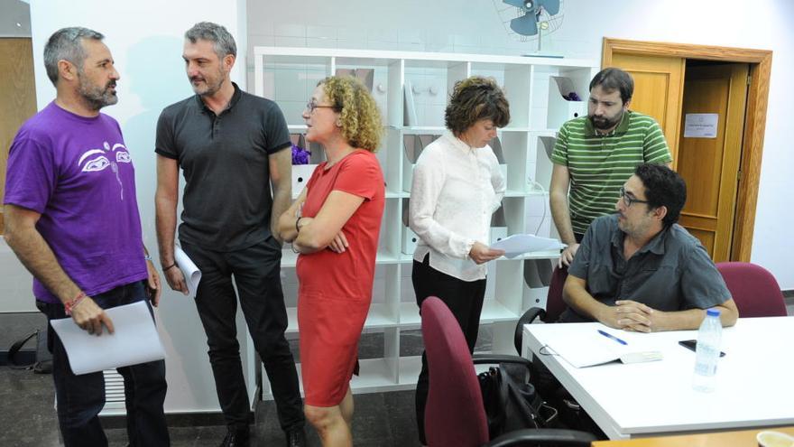 Miembros de Podemos, ayer en la sede con su líder en la Región, Óscar Urralburu.