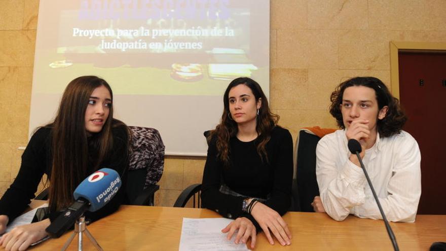 Los estudiantes Gema Sánchez, Patricia Villa y Pablo Contreras, en la presentación de su trabajo en Comisiones Obreras.