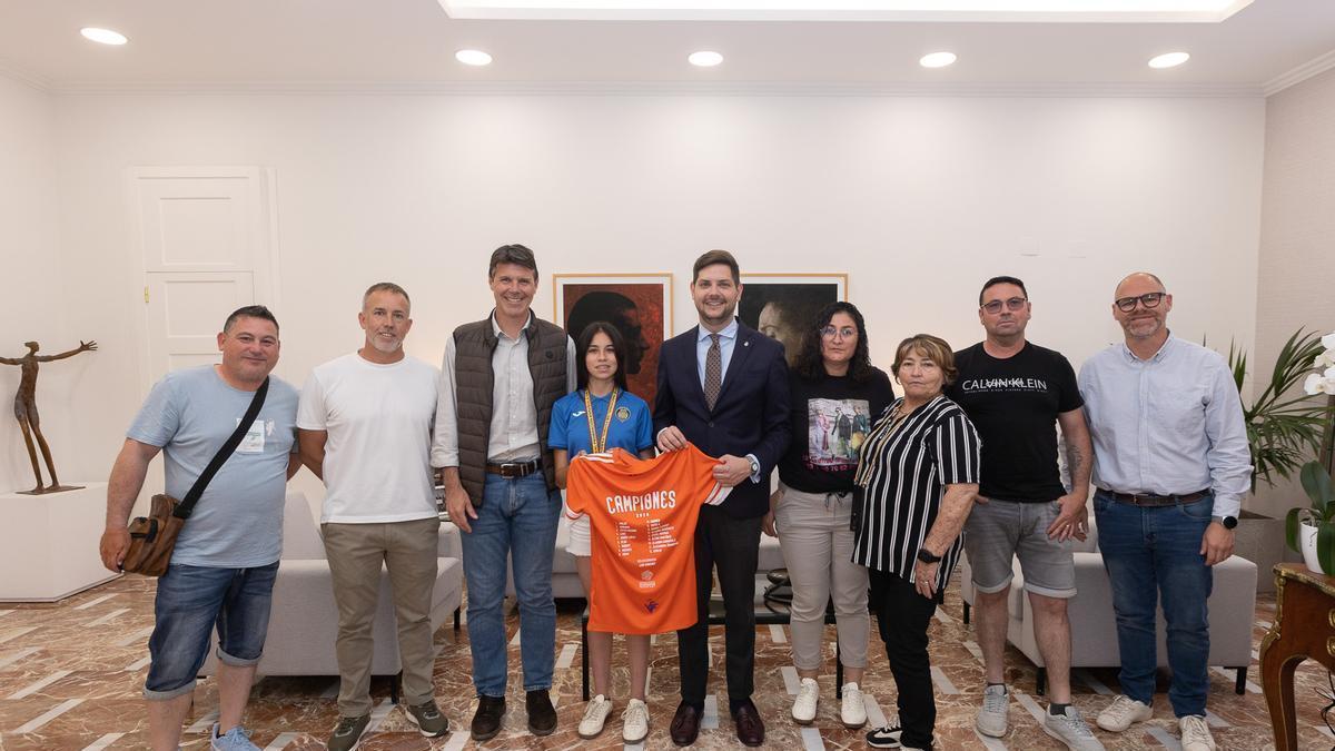 La futbolista, en el centro, con las autoridades, familiares y dirigentes y técnicos del CF Gandia