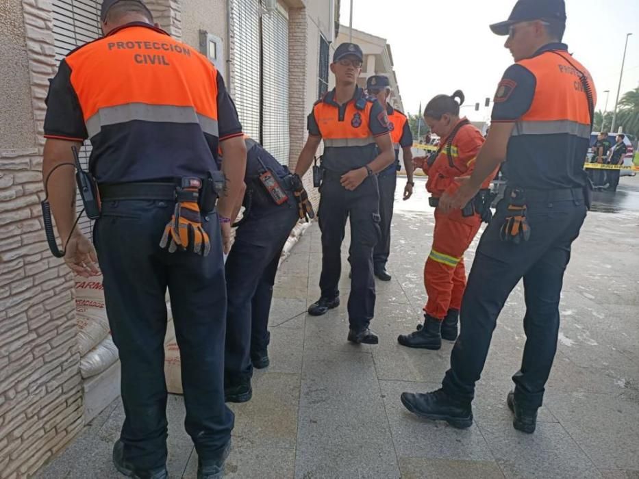 Bomberos y Protección Civil de Alicante participan en las labores de auxilio en la Vega Baja.