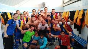 Los jugadores del Andorra celebran en el vestuario el triunfo ante el Borges Blanques.