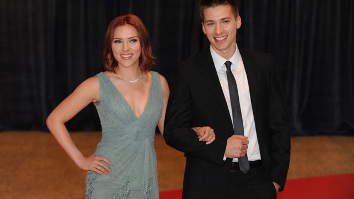 La actriz Scarlett Johansson y su hermano mellizo Hunter, llegan a la cena de gala.
