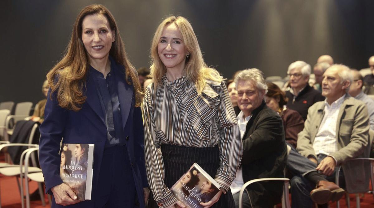 De izquierda a derecha, María José Rubio y Patricia Bernardo, ayer en el  Club LA NUEVA ESPAÑA.   | IRMA COLLÍN