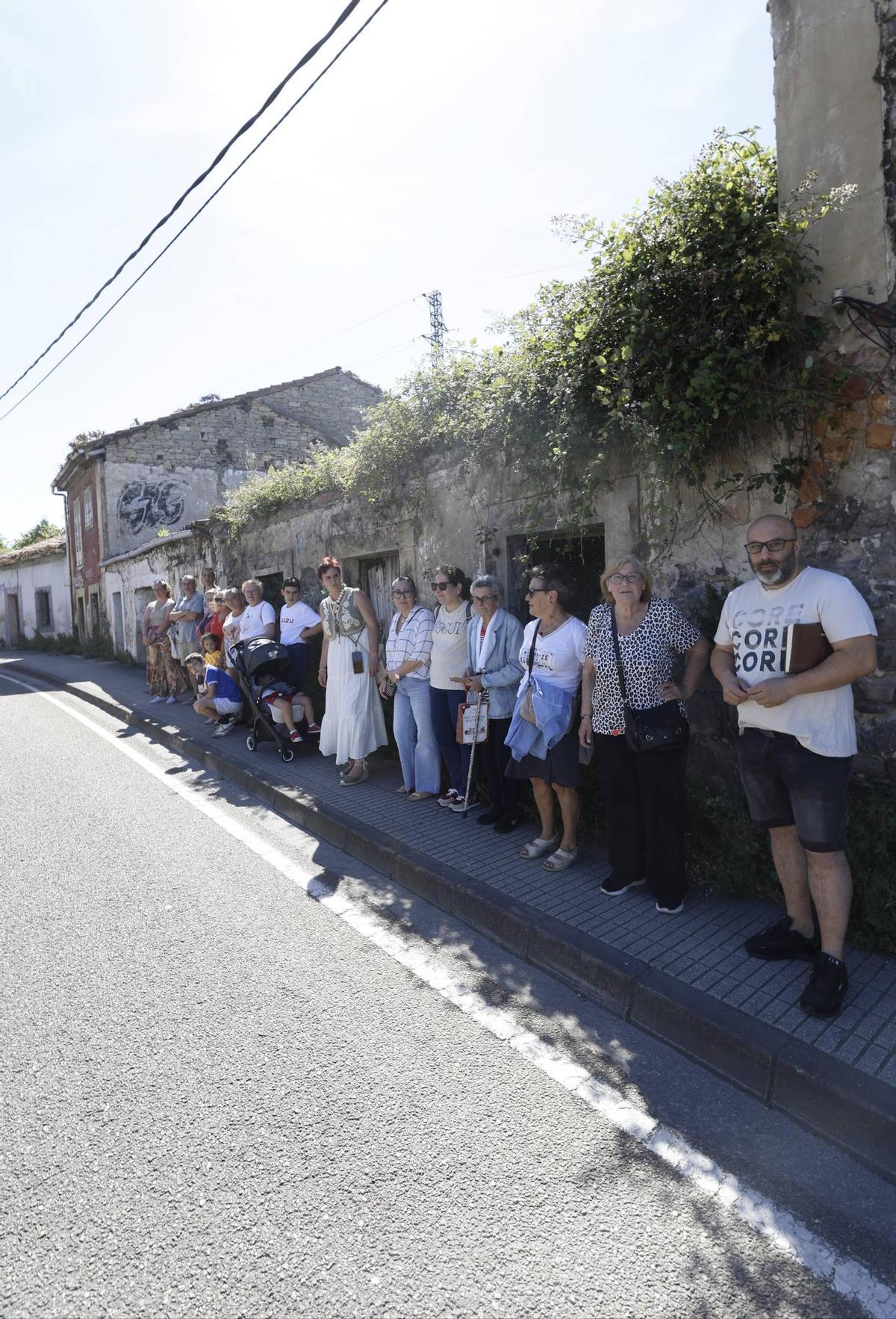 Los vecinos urgen derribar unas casas en ruina para ampliar el parque de Los Pericones en Gijón (en imágenes)