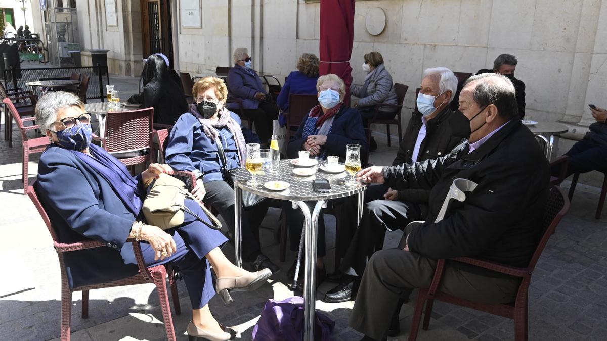 Una terraza de Castelló, tras la relajación de restricciones que permite hasta seis personas por mesa.