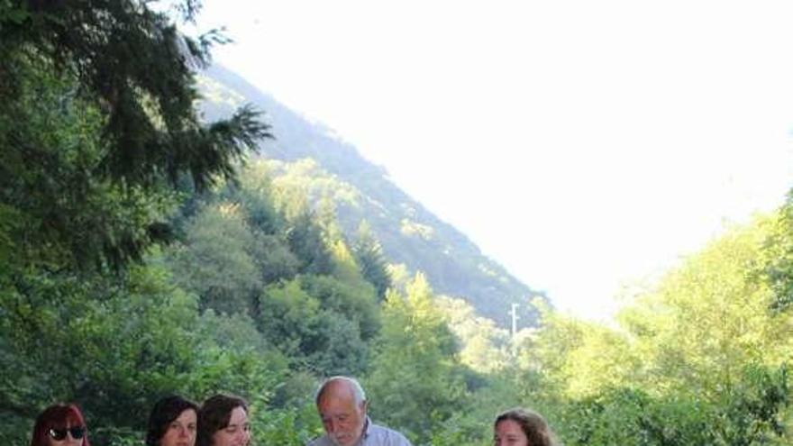 Olga Álvarez, concejala de la Mujer; la consejera de Desarrollo Rural, María Jesús Álvarez: la alcaldesa, Rosa Rodríguez; el director general de Montes e Infraestructuras Agrarias, José Antonio Ferrera, y la técnica del Servicio de Montes Verónica Nobel, en la senda del cercado.