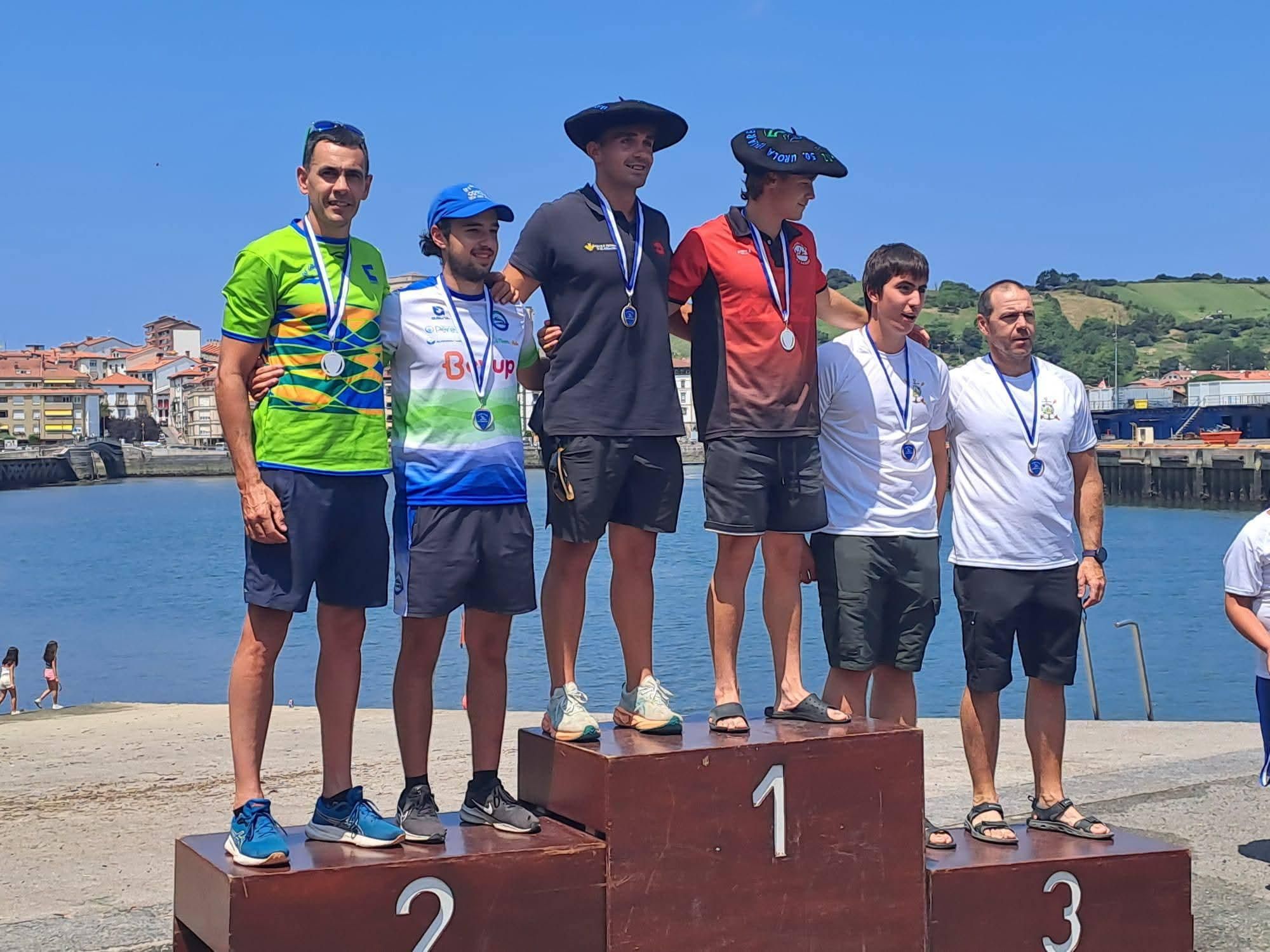 Marc Martínez y Mario Masiá en lo más alto del podio.