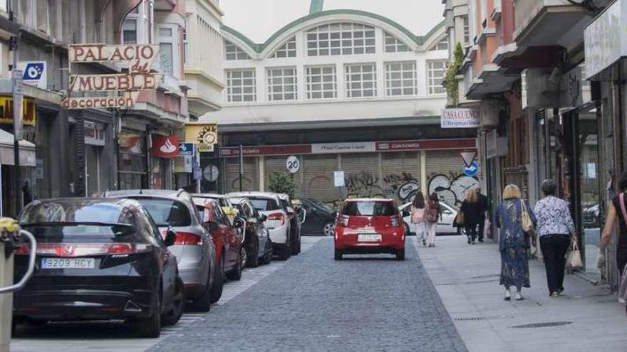 Un coche circula por Marqués de Pontejos, en dirección al mercado de San Agustín.