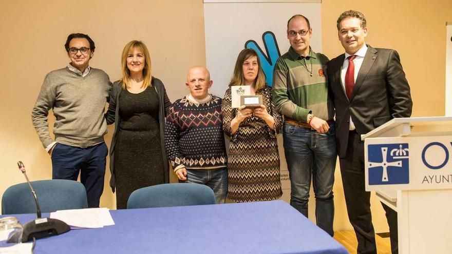 De izquierda a derecha, Martín Escandón, Marisa Ponga, Lorenzo Álvarez, Susana Cotiello, Ángel Manuel Gutiérrez y Adolfo Rivas, ayer, en la entrega del Premio al Voluntariado en el Auditorio.