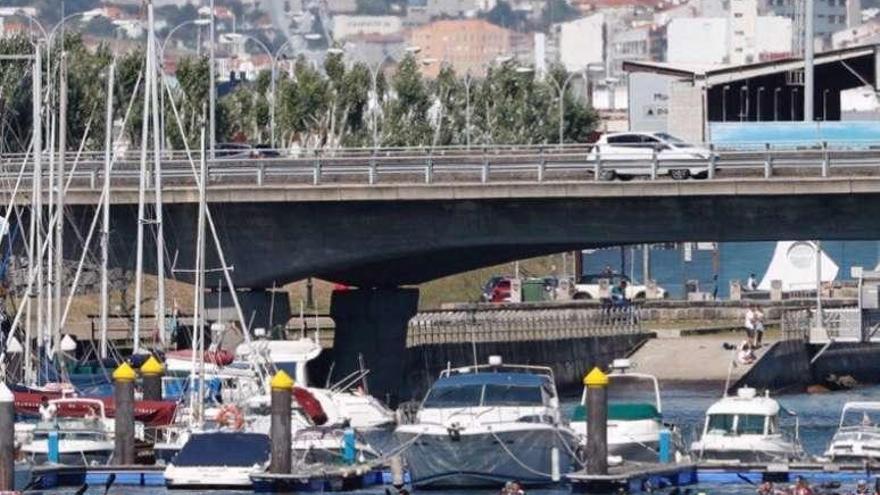 Una regata de kayak de mar disputada en aguas de Bouzas. // J. Lores