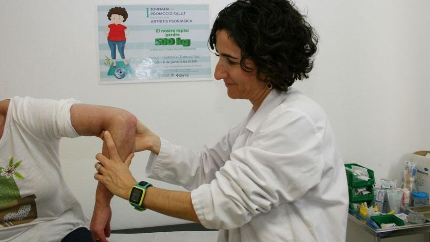 Una reumatòloga reconeixent una pacient. | DIARI DE GIRONA