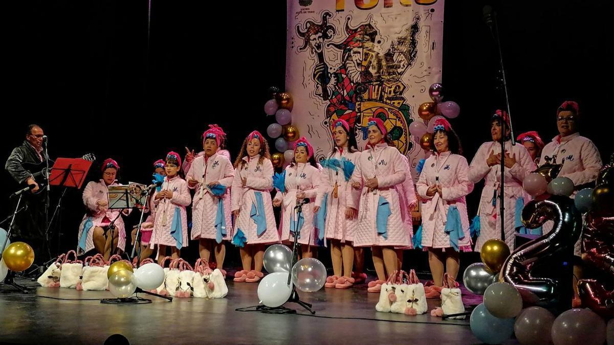 Las integrantes de la murga «Las Marujas», en el Teatro Latorre de Toro.