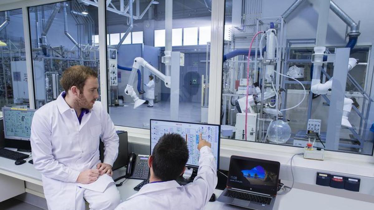 Sala de control y paneles de la planta piloto de un centro de investigación de la ULL.