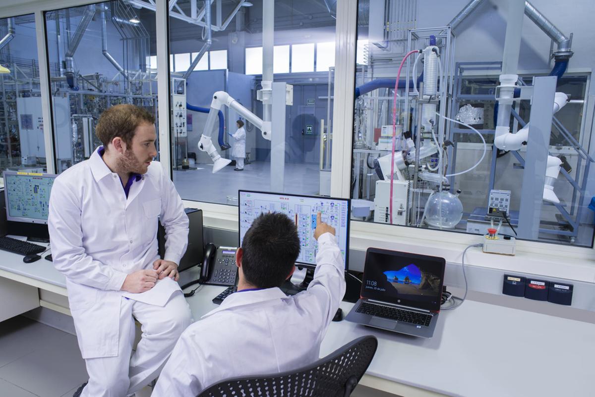 Sala de control y paneles de la planta piloto de un centro de investigación de la ULL.