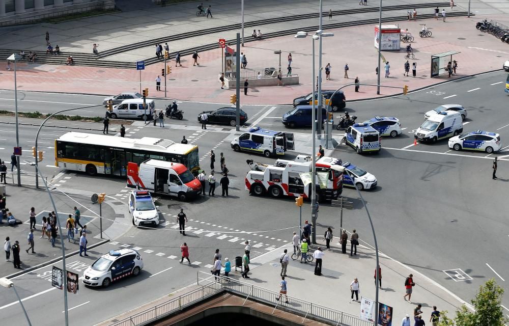 Accident de trànsit entre dos busos, un taxi i una moto a Barcelona