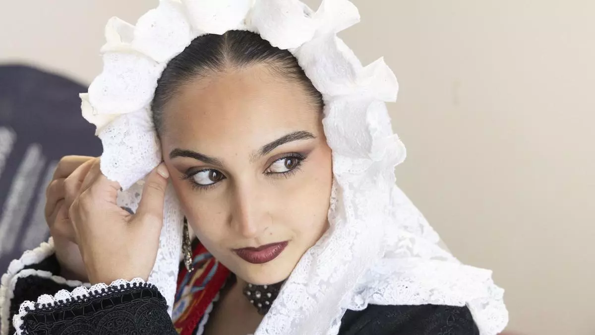 El ritual de vestirse  de novia alicantina