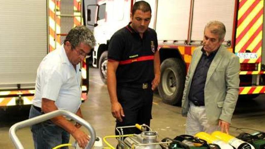 Bañasco, en el centro, observa material nuevo.