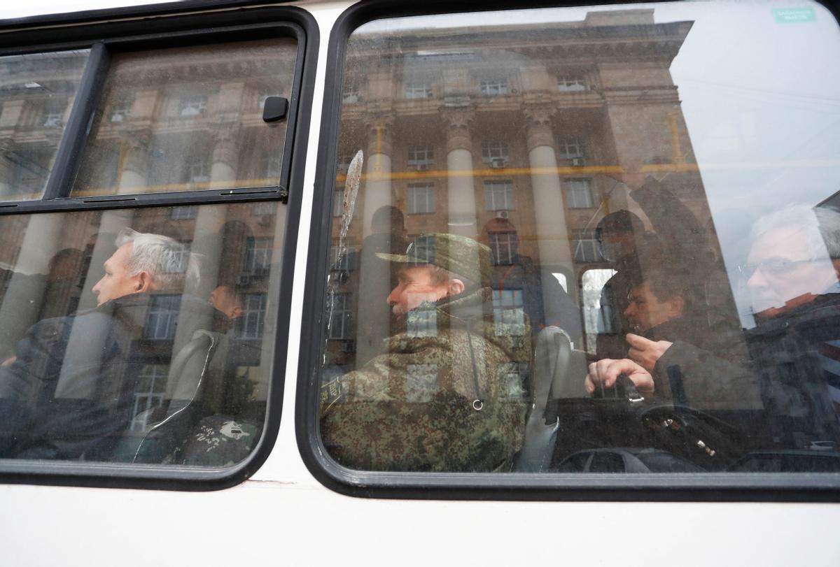 Hombres movilizados para el servicio militar, en el interior de un autobús en la ciudad de Donetsk, en Ucrania.