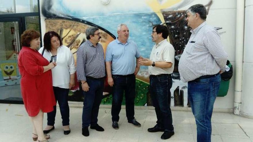 Reunión entre el jefe territorial de Educación, en el centro, y miembros del Gobierno local.