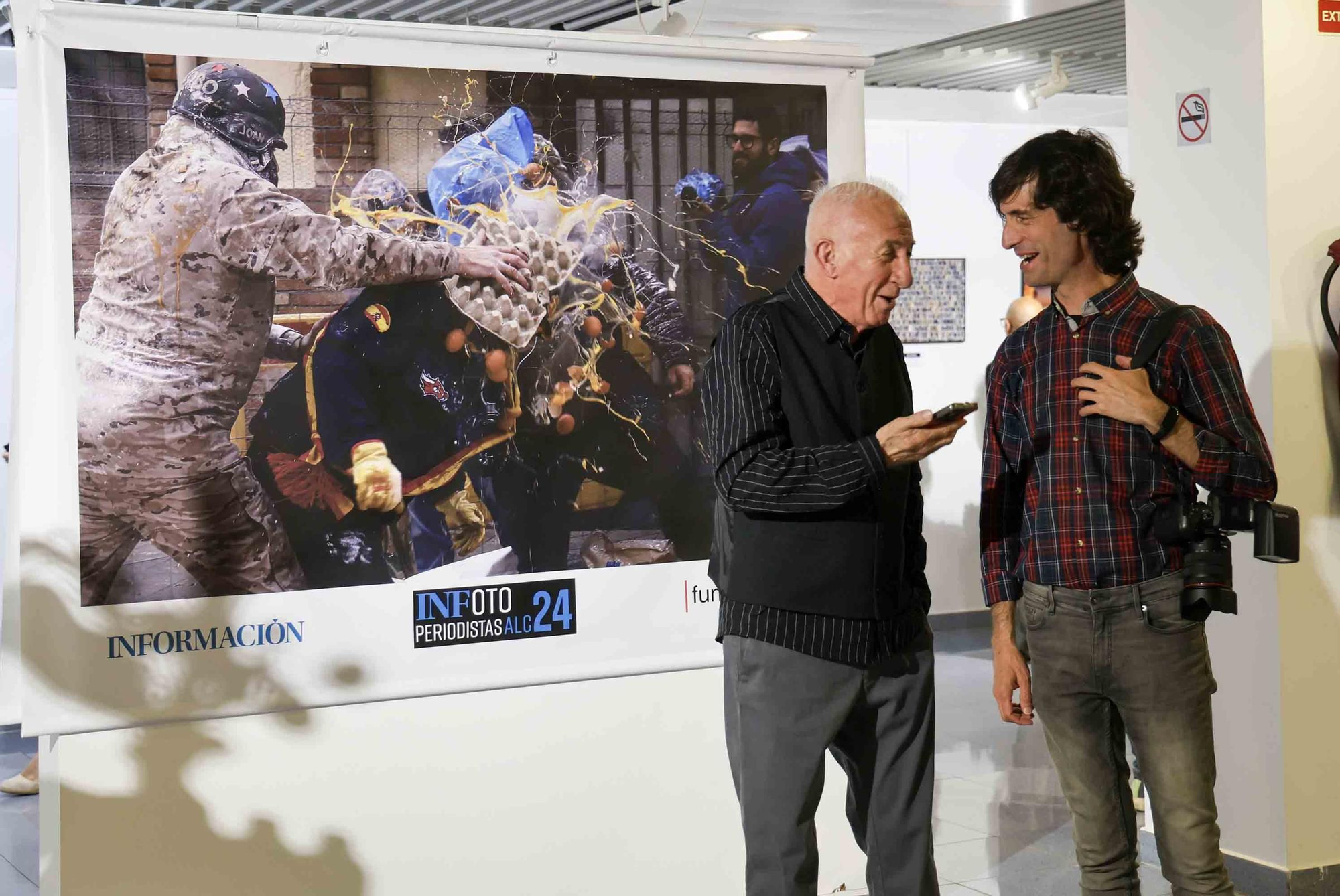 lleno total en la inauguración de INFotoperiodistas 2024,. un año de fotografía de prensa en Alicante