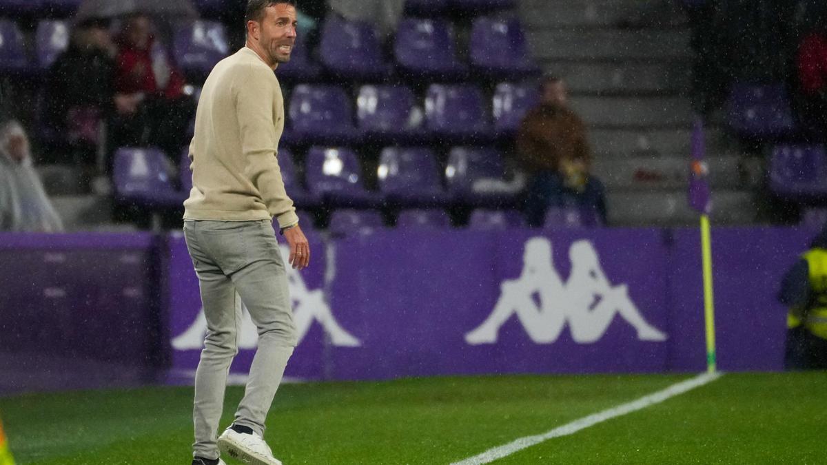 Luis García observa el juego de sUs jugadores en Zorrilla