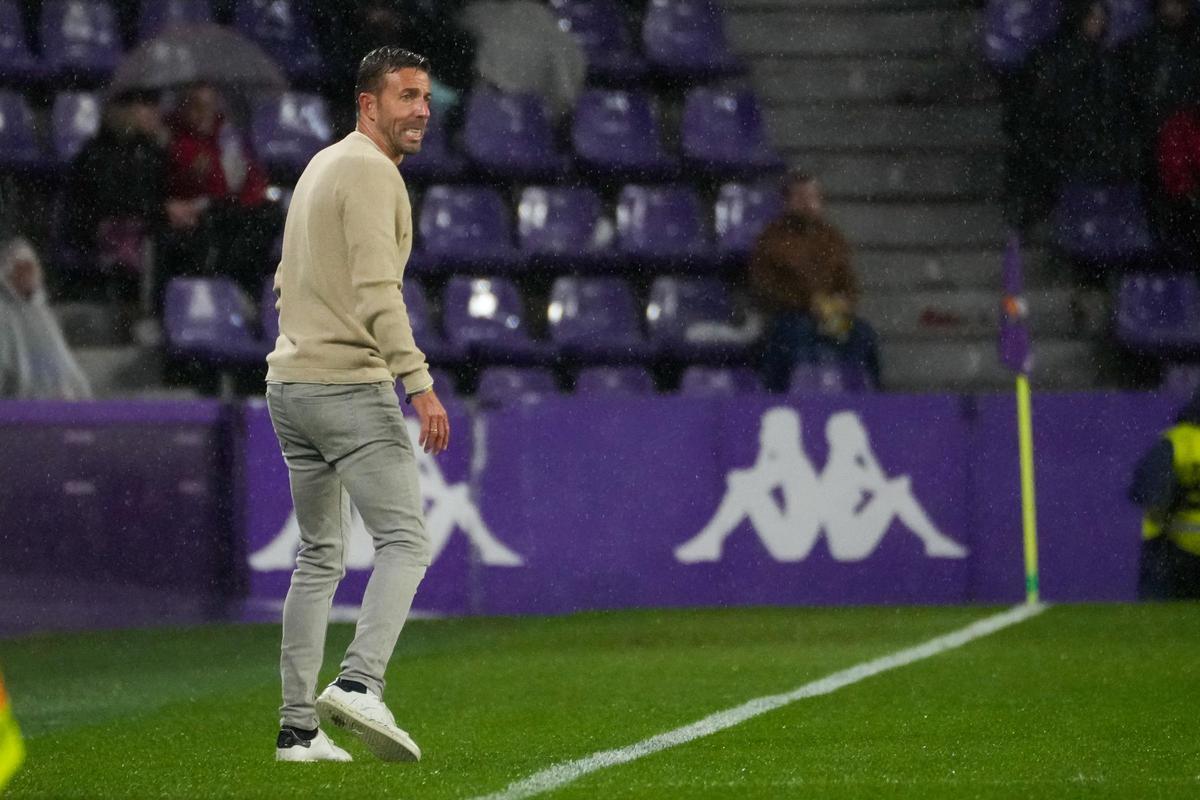 Luis García observa el juego de uss jugadores en Zorrilla
