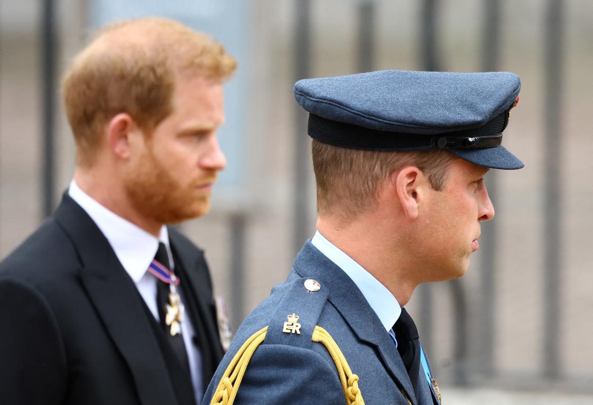 El príncipe Harry, duque de Sussex, y Guillermo, príncipe de Gales, en el funeral por su abuela, la reina Isabel II.