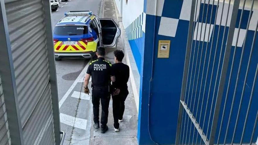 La Policia Local deté dues persones a Martorell per robar dins d'un cotxe