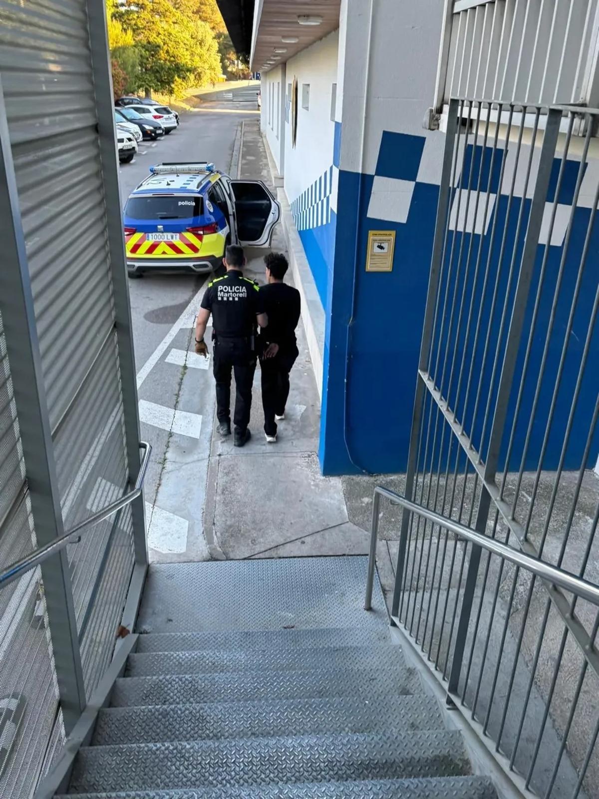 Un dels detinguts pel robatori amb força a l'interior de vehicle