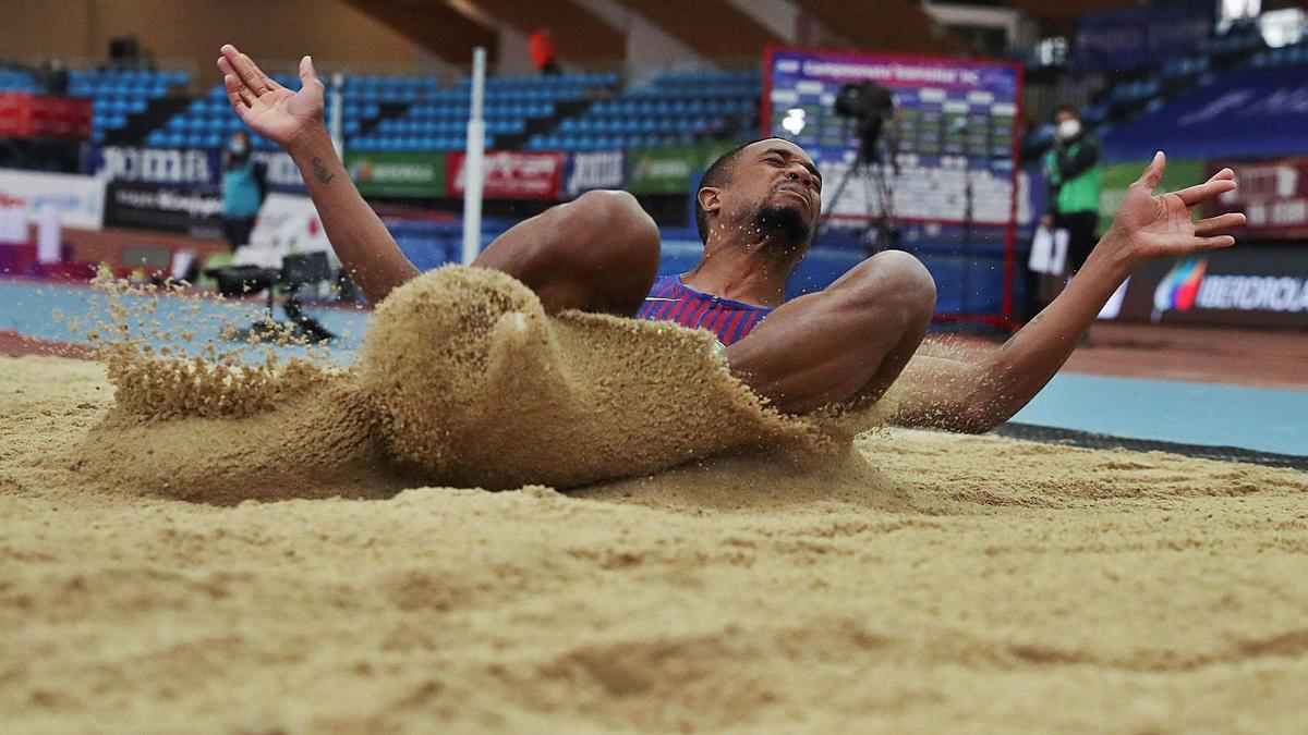 Jean Marie Okutu, durante uno de sus saltos, ayer en el final de longitud, en Gallur. |  // KIKO HUESCA