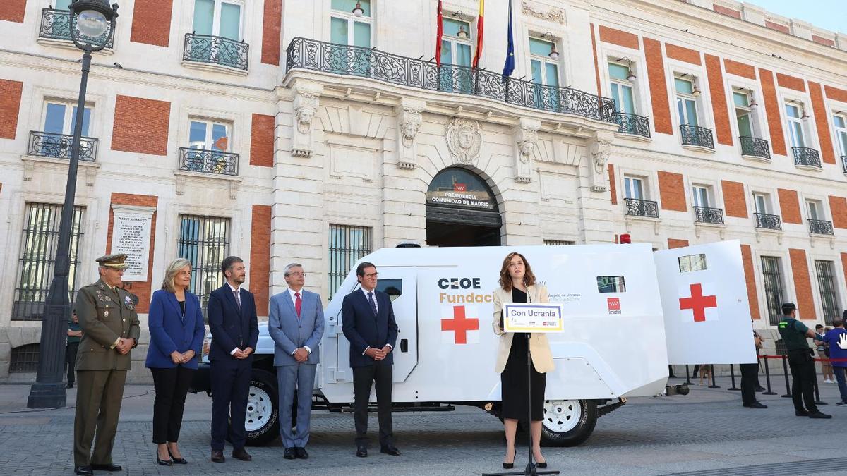 Ayuso durante la presentación del ambulancia blindada con destino a Ucrania.