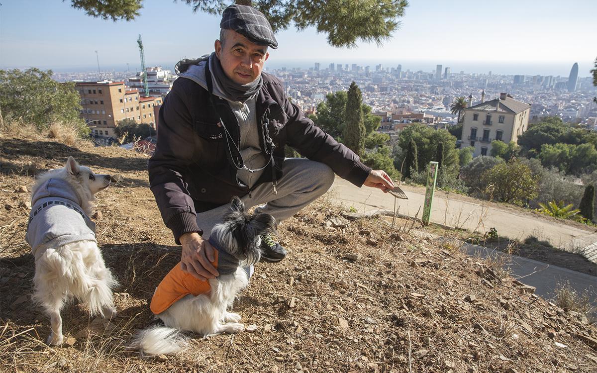 Un vecino muestra restos de Uralita (amianto) cerca del mirador del Nen de la rutlla, en el Parc del Guinardó, justo debajo del mirador del Turó de la Rovira