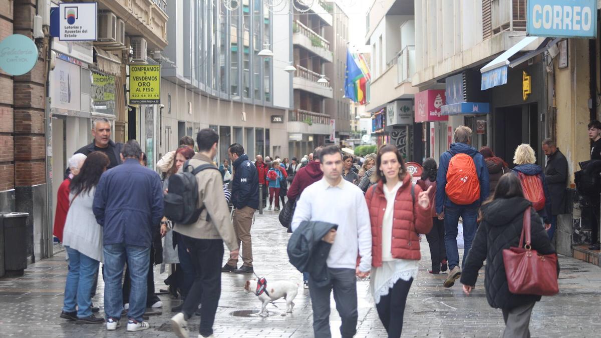 Varias personas caminan en una calle comercial del centro de Córdoba.