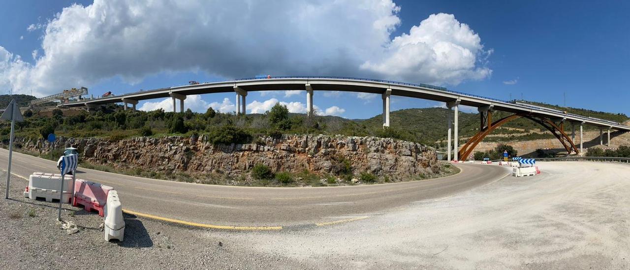 Panorámica del espectacular viaducto en la carretera N-232, que salvará las curvas del puerto de Querol en Morella.