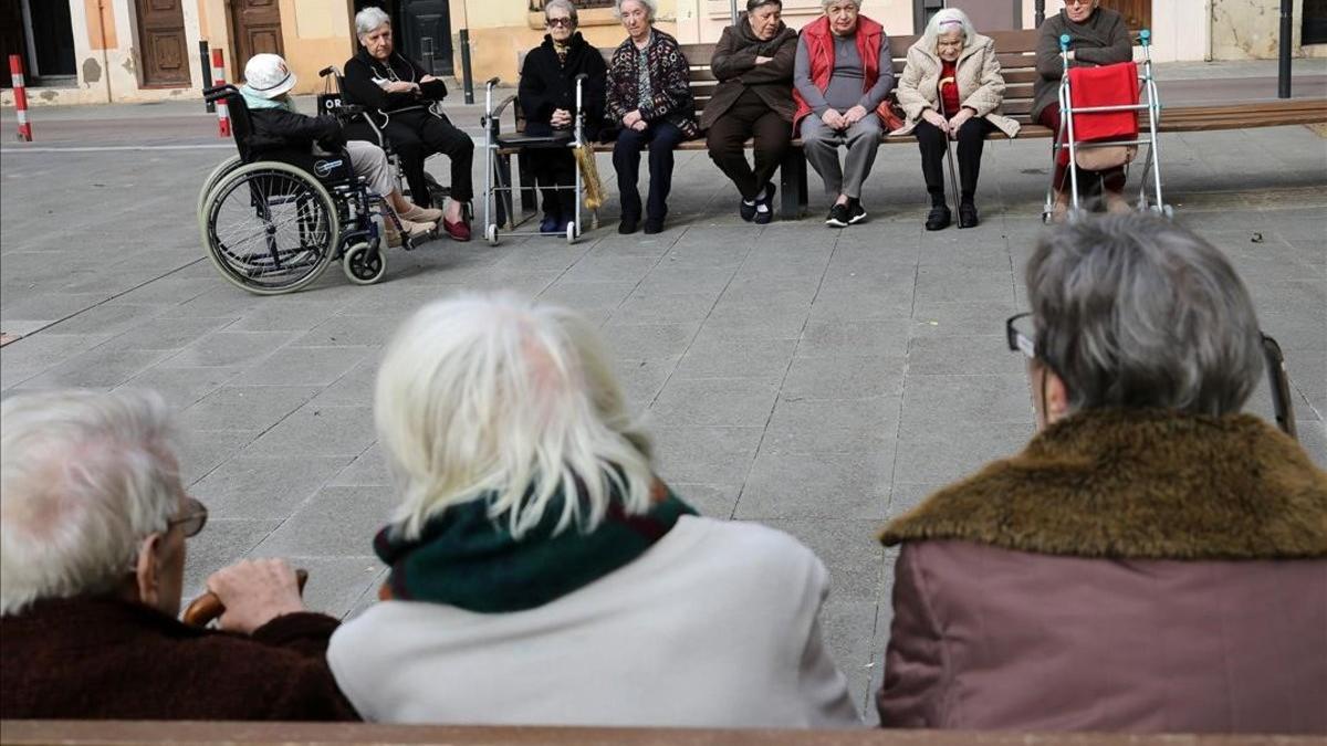 Un grupo de mujeres mayores, en el barrio de Gràcia de Barcelona.