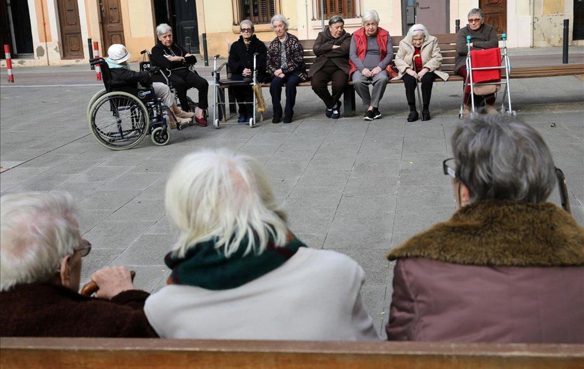 Un grupo de mujeres mayores, en el barrio de Gràcia de Barcelona.