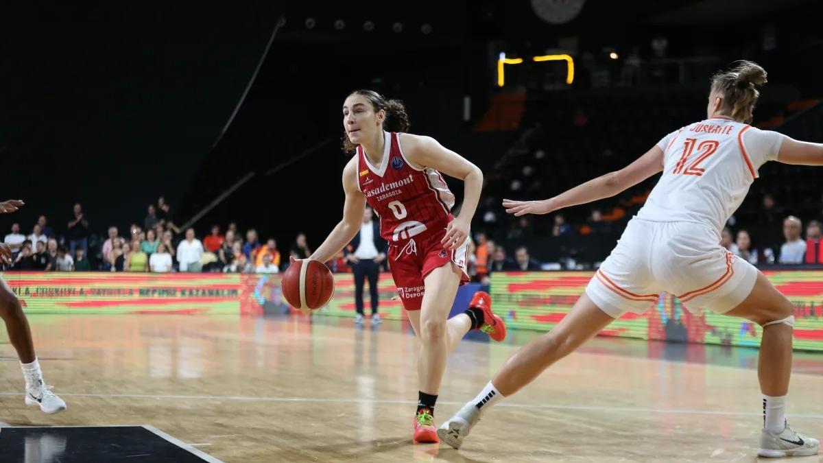 Leite, con el balón controlado en una acción del duelo en Turquía