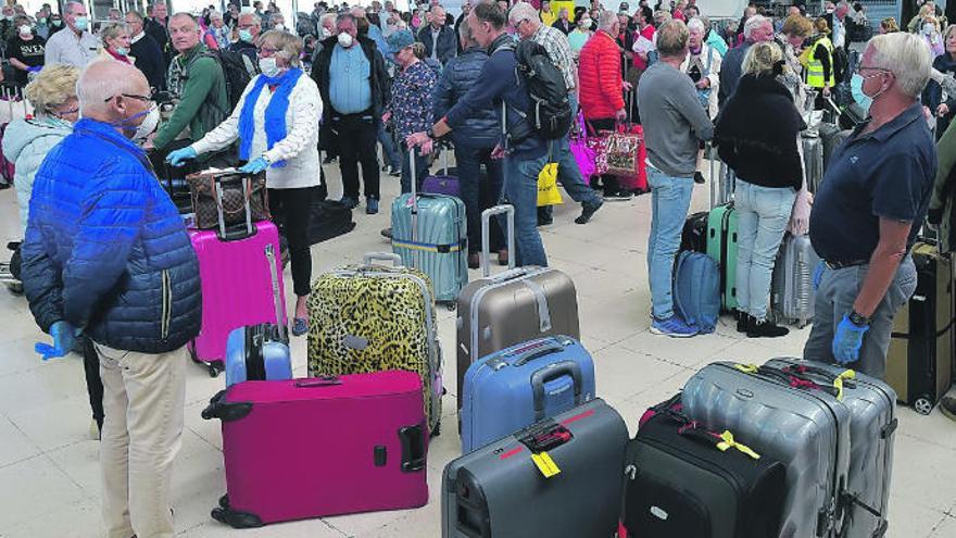 Turistas en el aeropuerto para regresar a sus casas.